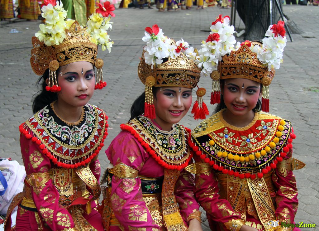 Национальная одежда страны. Индонезийские девушки в национальных костюмах.