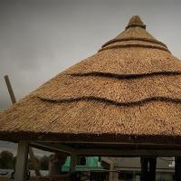 Cenador de madera con techo de caña