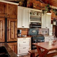 La cocina de verano en la casa de campo es un lugar acogedor donde puedes comer comida deliciosa y descansar bien.